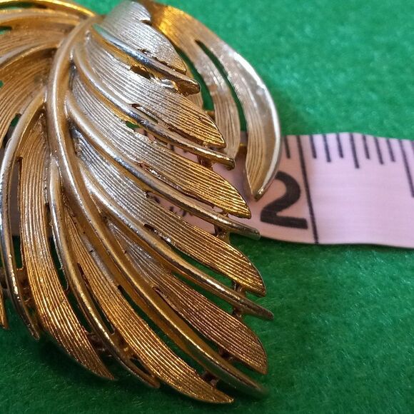 Lisner Gold tone Leaf Brooch - Picture 6 of 6